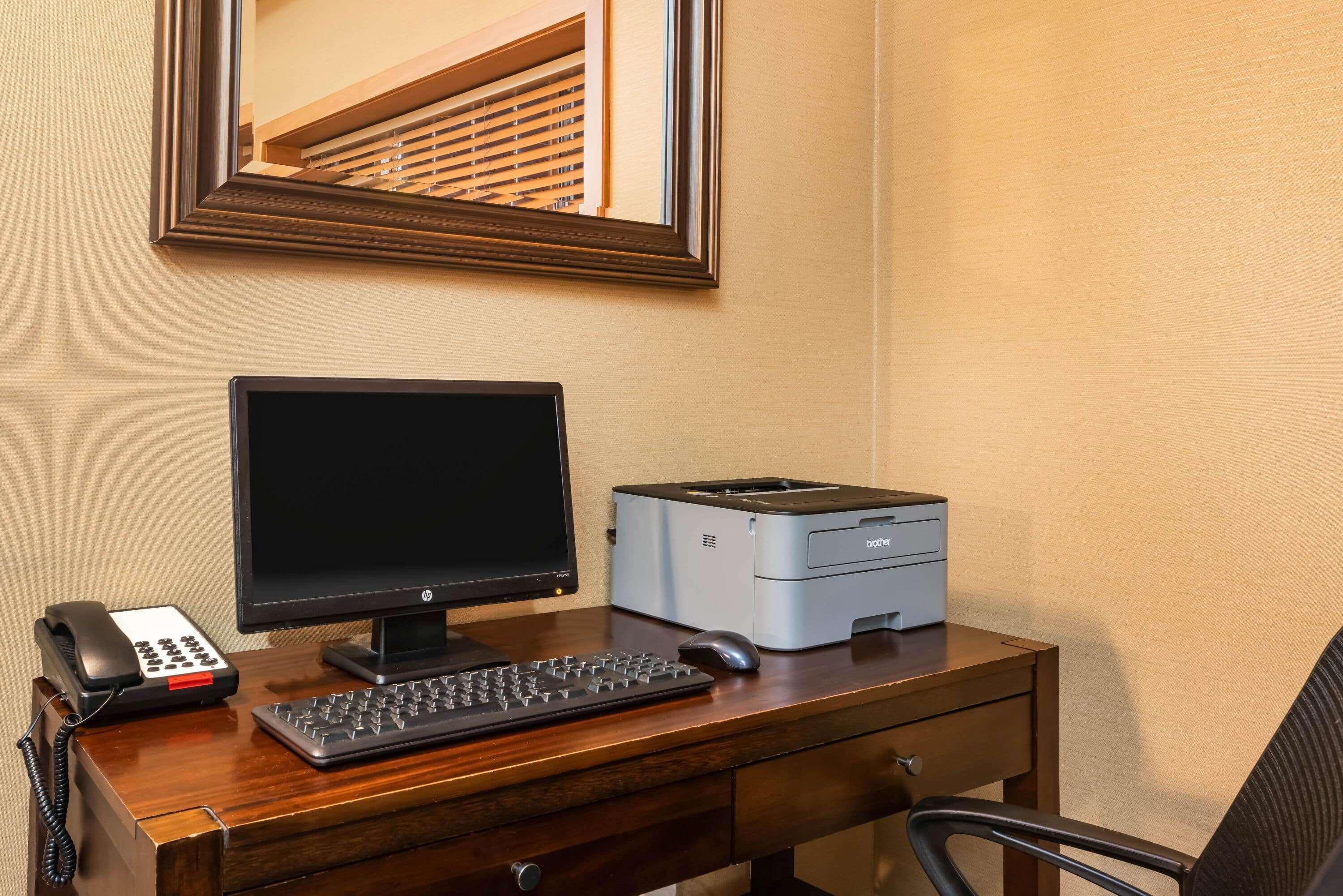 La Quinta By Wyndham Portland Airport Hotel Екстериор снимка