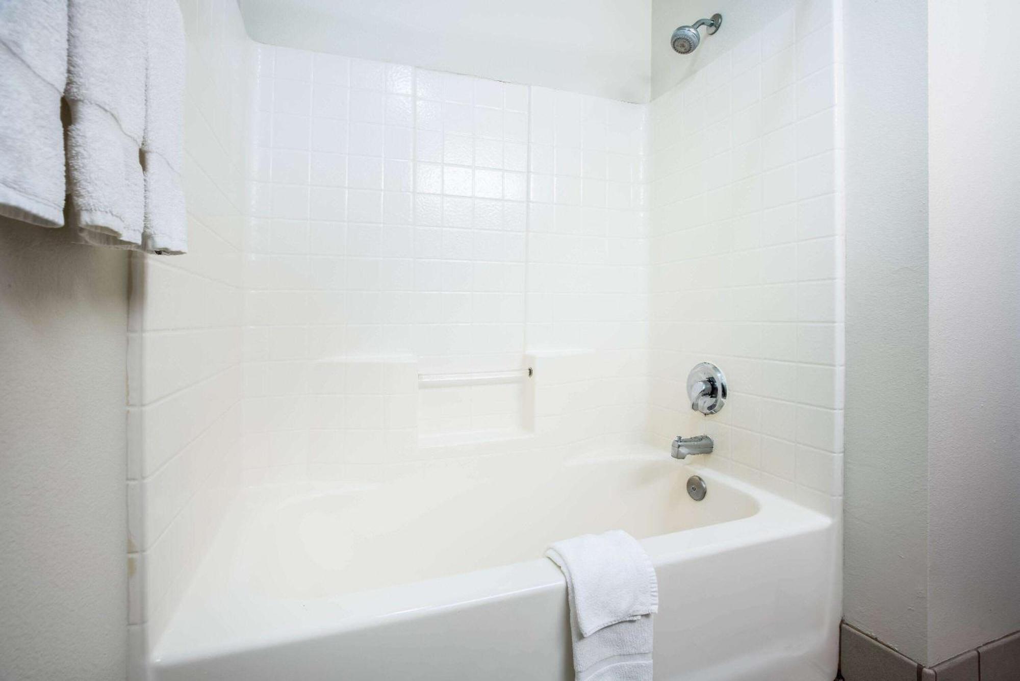 La Quinta By Wyndham Portland Airport Hotel Екстериор снимка